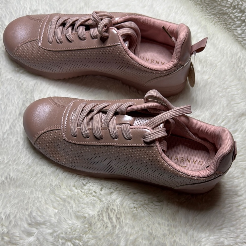 Danskin Pink Minimalist Sneakers with Sleek Design